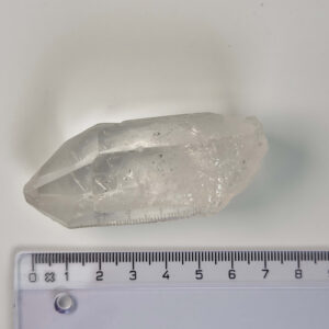Bjergkrystal Spids rå Krystal sten med lineal på hvid baggrund