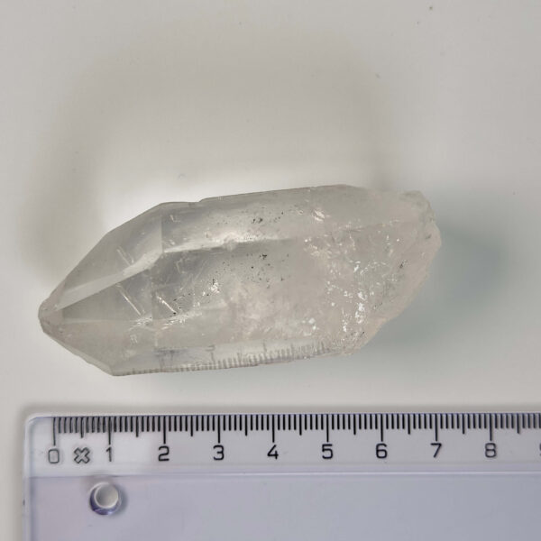 Bjergkrystal Spids rå Krystal sten med lineal på hvid baggrund