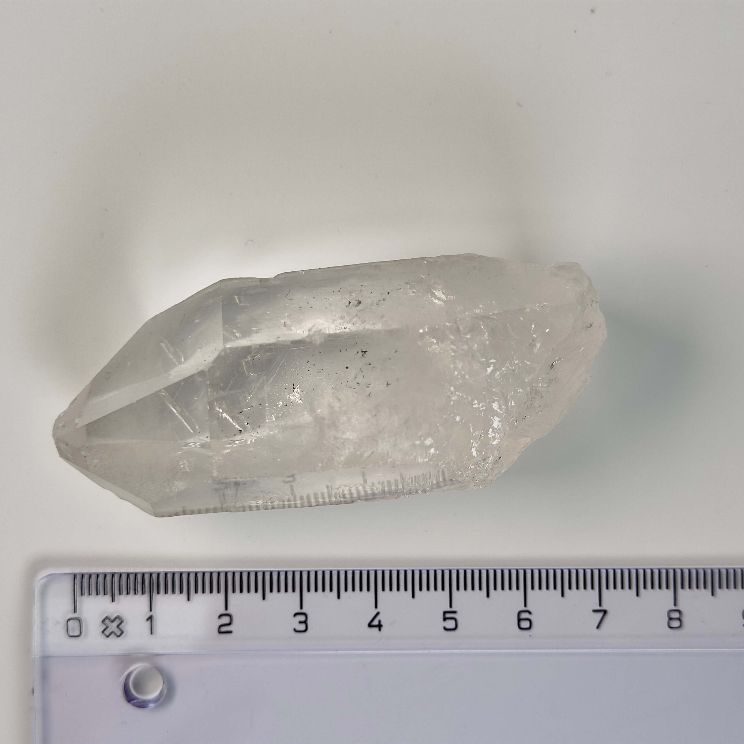 Bjergkrystal Spids rå Krystal sten med lineal på hvid baggrund
