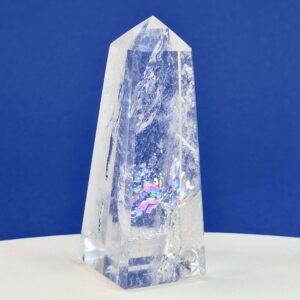 Bjergkrystal Tårn Krystal sten på hvid og blå baggrund
