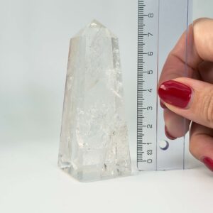 Bjergkrystal Tårn Krystal sten med lineal i hånd på hvid baggrund