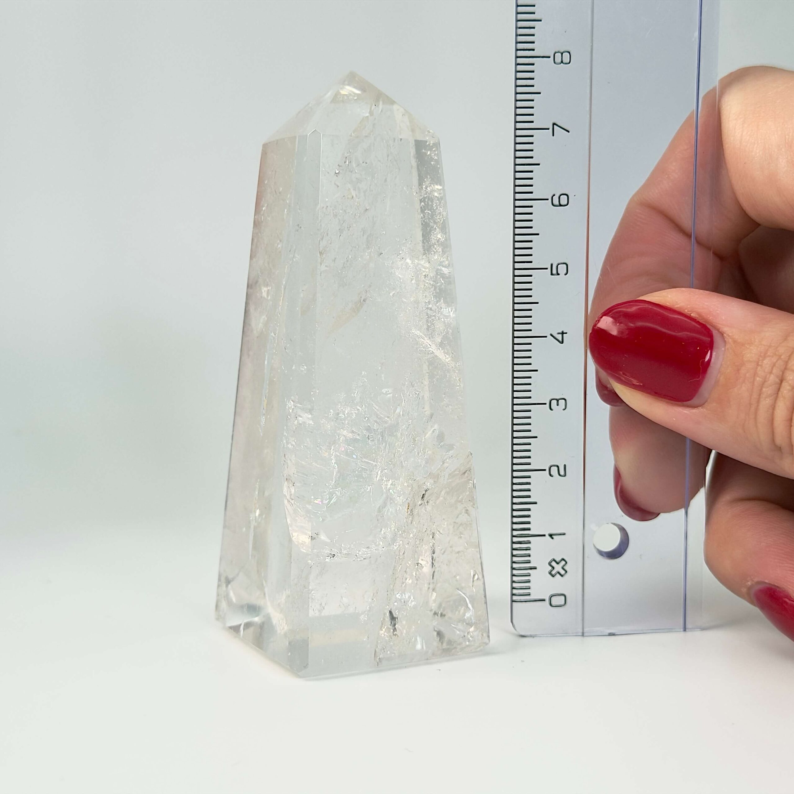 Bjergkrystal Tårn Krystal sten med lineal i hånd på hvid baggrund