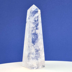 Bjergkrystal Tårn Krystal sten på hvid og blå baggrund