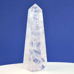 Bjergkrystal Tårn Krystal sten på hvid og blå baggrund