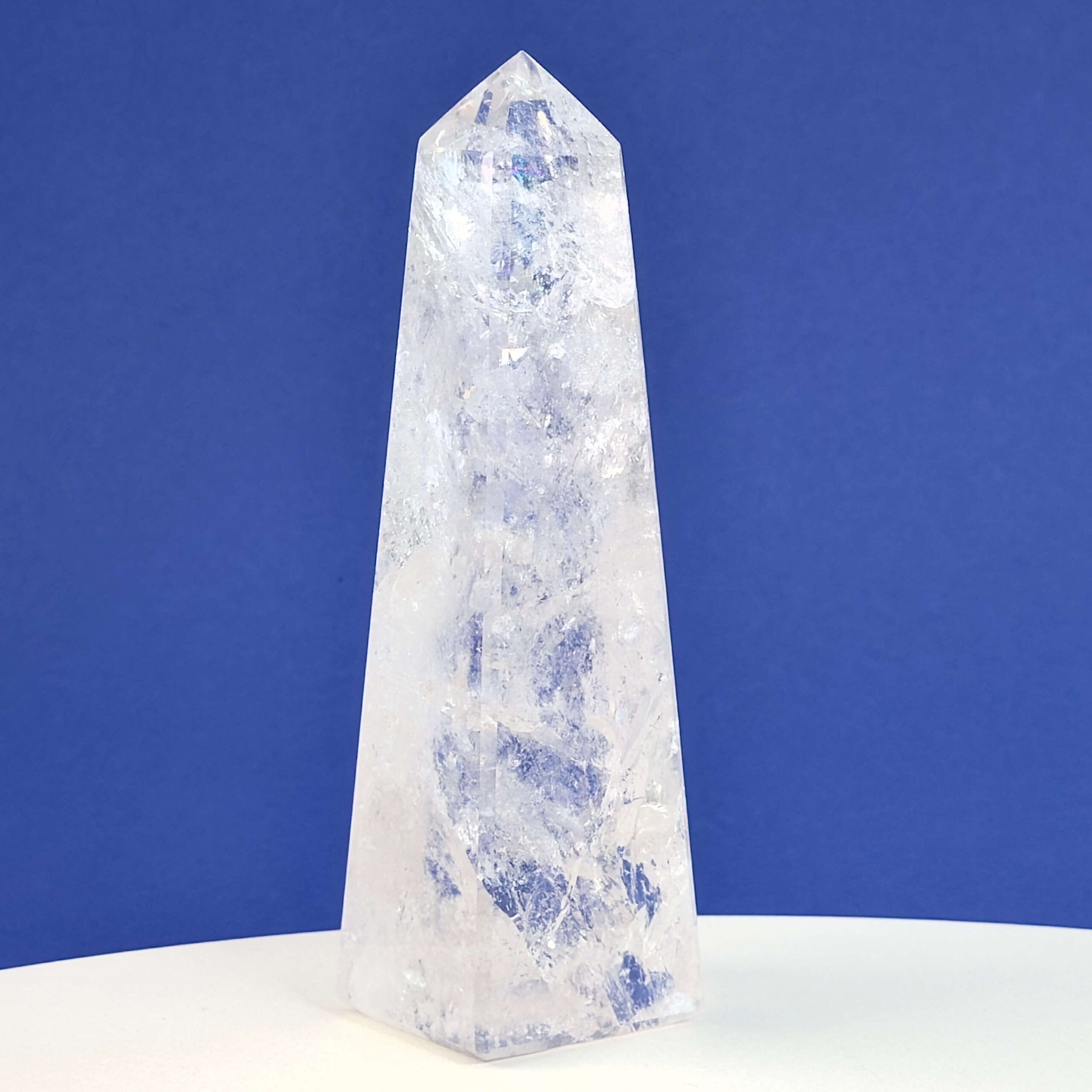 Bjergkrystal Tårn Krystal sten på hvid og blå baggrund