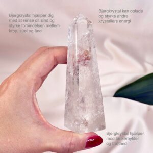 Bjergkrystal Tårn Krystal sten i hånd på hvid baggrund med tags