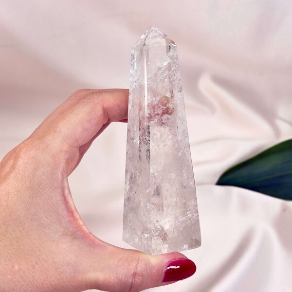 Bjergkrystal Tårn Krystal sten i hånd på hvid baggrund
