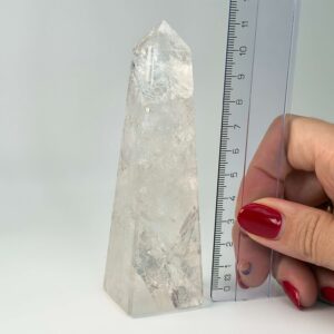 Bjergkrystal Tårn Krystal sten med lineal i hånd på hvid baggrund