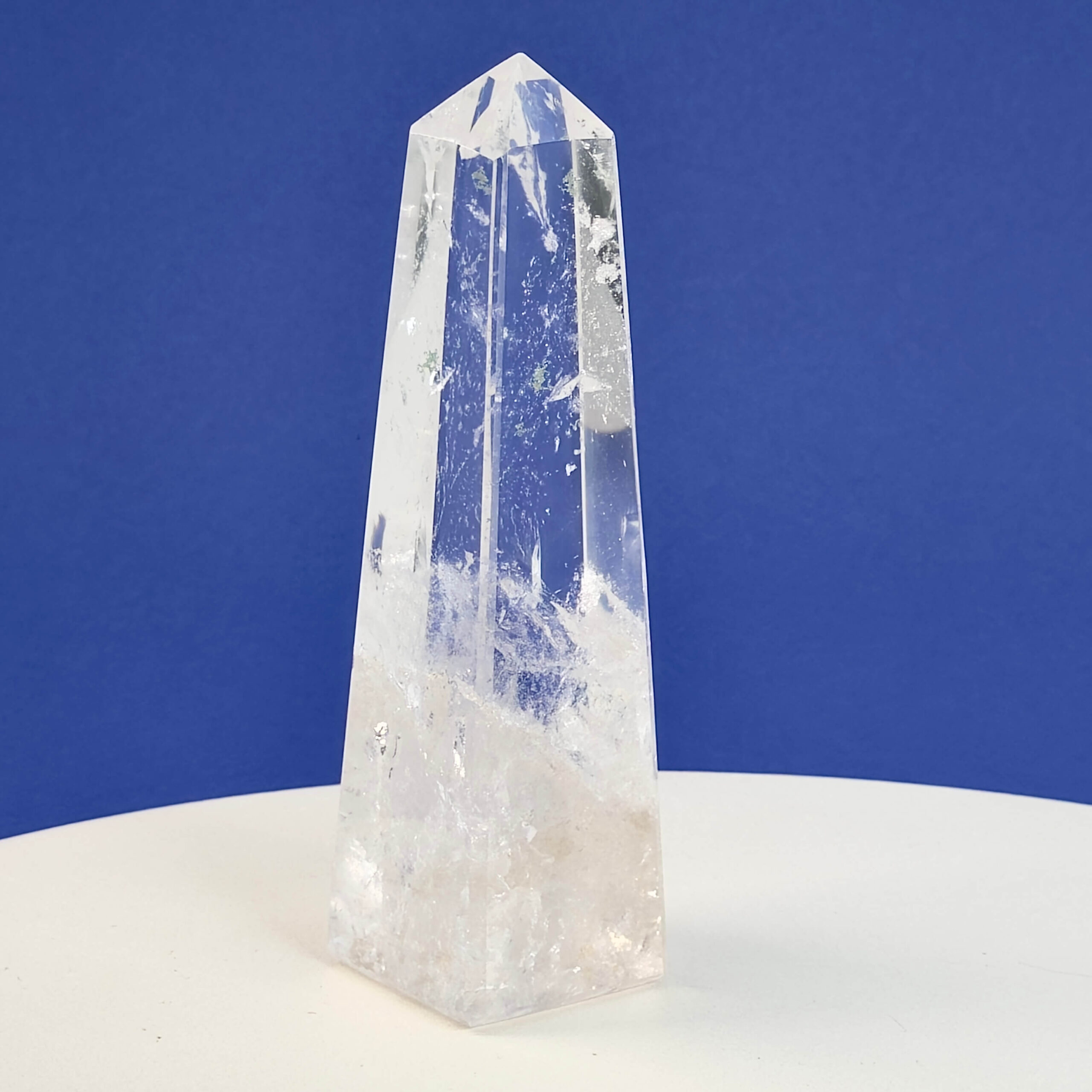 Bjergkrystal Tårn Krystal sten på hvid og blå baggrund
