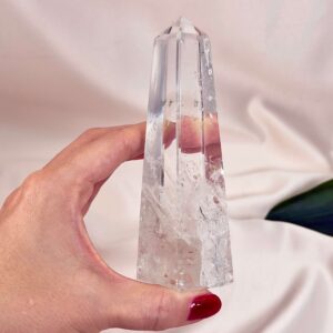 Bjergkrystal Tårn Krystal sten i hånd på hvid baggrund