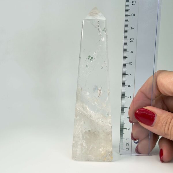 Bjergkrystal Tårn Krystal sten med lineal i hånd på hvid baggrund