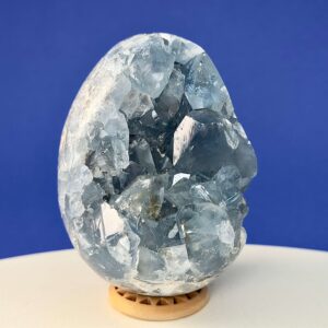 Celestit Æg Klynge Krystal Sten Rå på hvid og blå baggrund