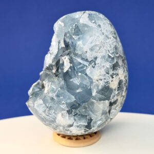 Celestit Æg Klynge Krystal Sten Rå på hvid og blå baggrund