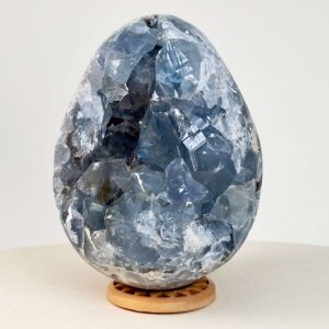 Celestit Æg Klynge Krystal Sten Rå på hvid baggrund