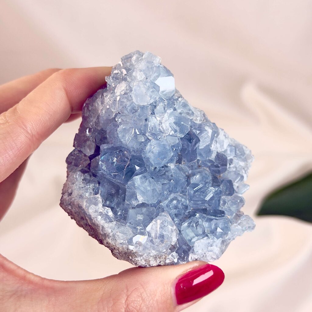 Krystaller og deres betydning 9 Celestit klynge med lyse himmelblå krystaller og naturlig struktur. En krystal der ofte forbindes med ro, klarhed og en blid spirituel energi.