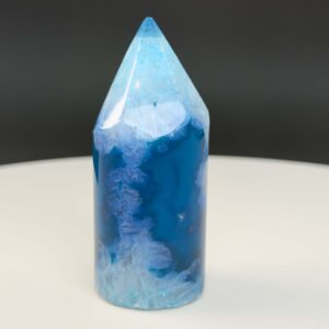 Agat blå krystal spids sten på hvid og sort baggrund