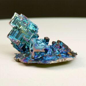 Bismut Vismut krystal rå med hvid baggrund