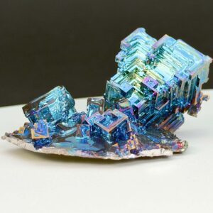 Bismut Vismut krystal rå med hvid baggrund