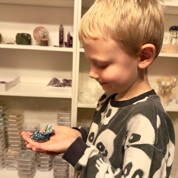 Bismut Vismut krystal rå i hånd med dreng elias