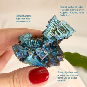 Bismut Vismut krystal rå i hånd med hvid baggrund med tags