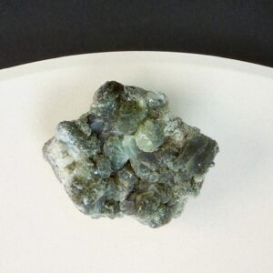 Prehnit krystal rå klynge sten med hvid og sort baggrund