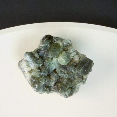 Prehnit krystal rå klynge sten med hvid og sort baggrund