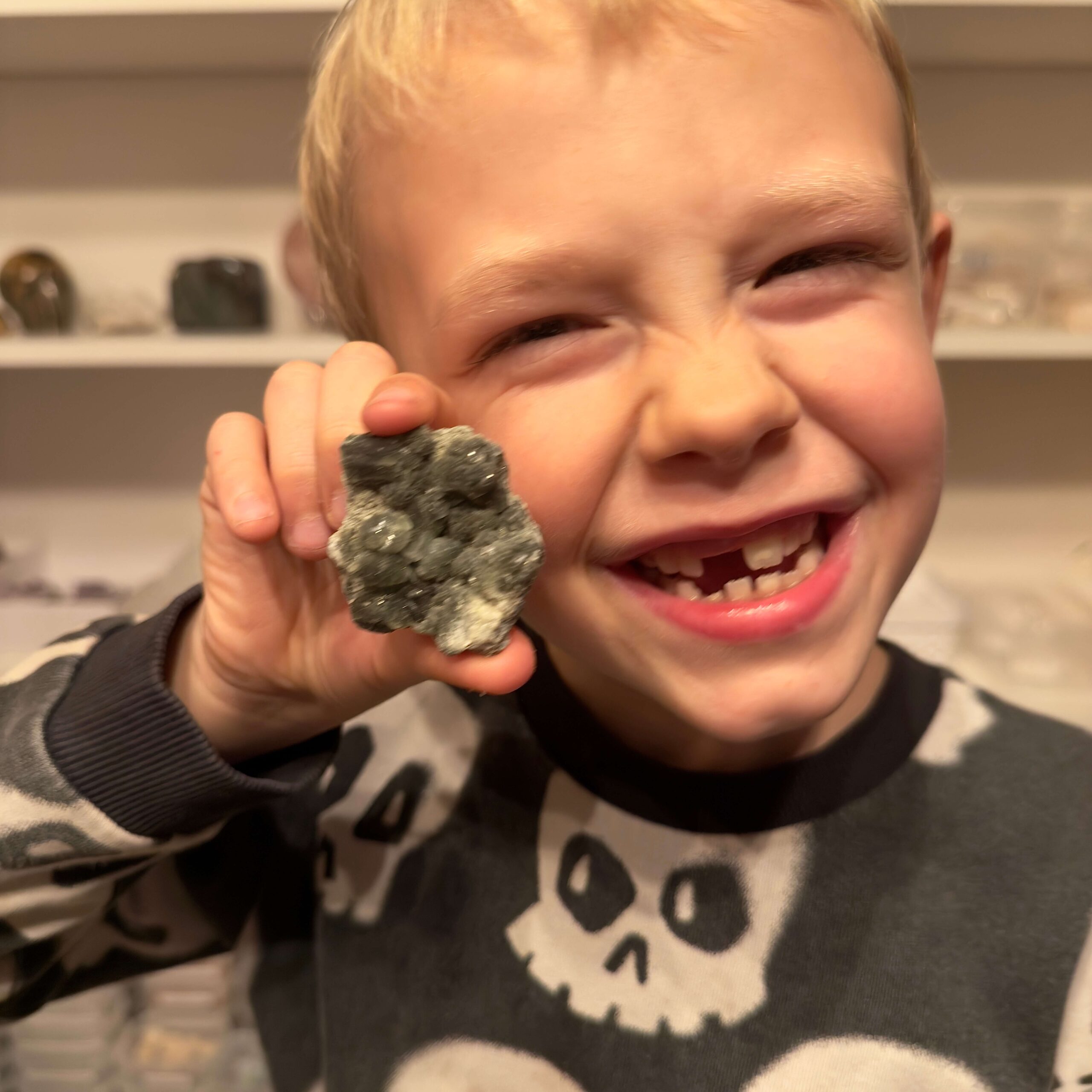 Prehnit krystal rå klynge sten i hånd på dreng Elias