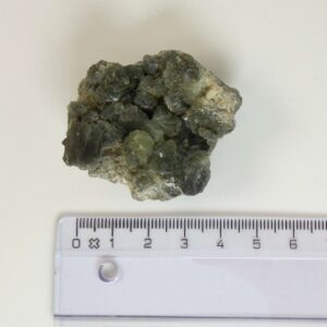 Prehnit krystal rå klynge sten med lineal på hvid baggrund