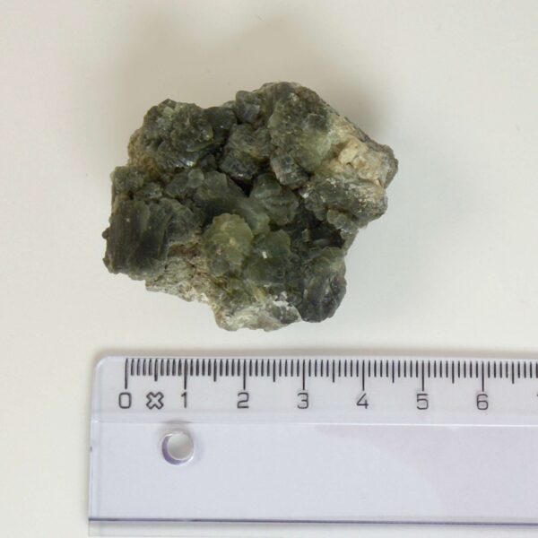 Prehnit krystal rå klynge sten med lineal på hvid baggrund