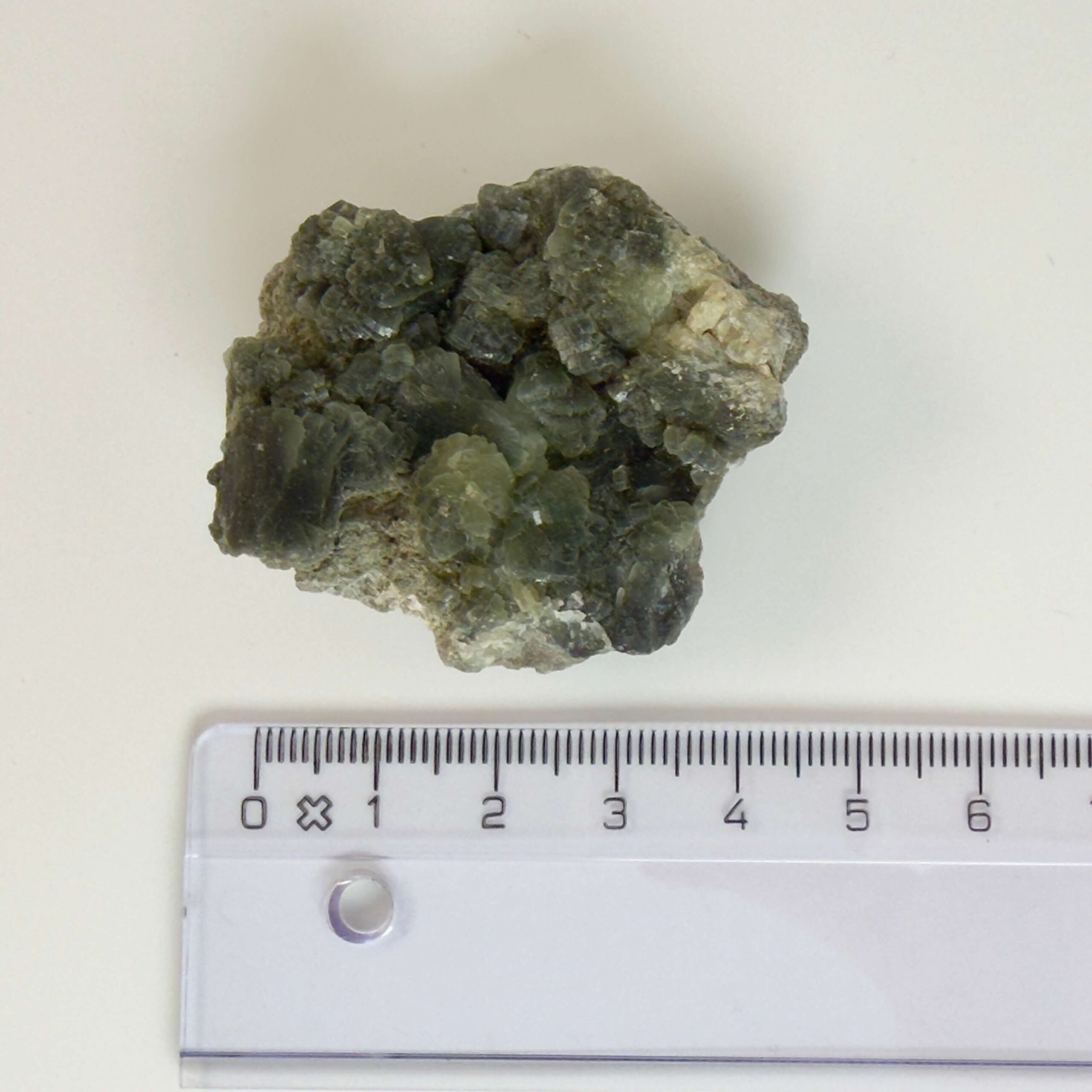 Prehnit krystal rå klynge sten med lineal på hvid baggrund