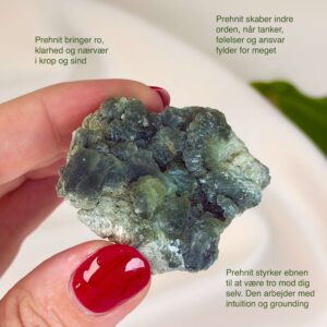 Prehnit krystal rå klynge sten i hånd på hvid baggrund med tags