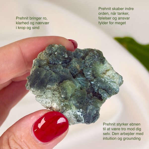 Prehnit krystal rå klynge sten i hånd på hvid baggrund med tags