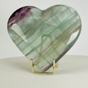 Fluorit Regnbue Hjerte Krystal Sten på fod på hvid baggrund