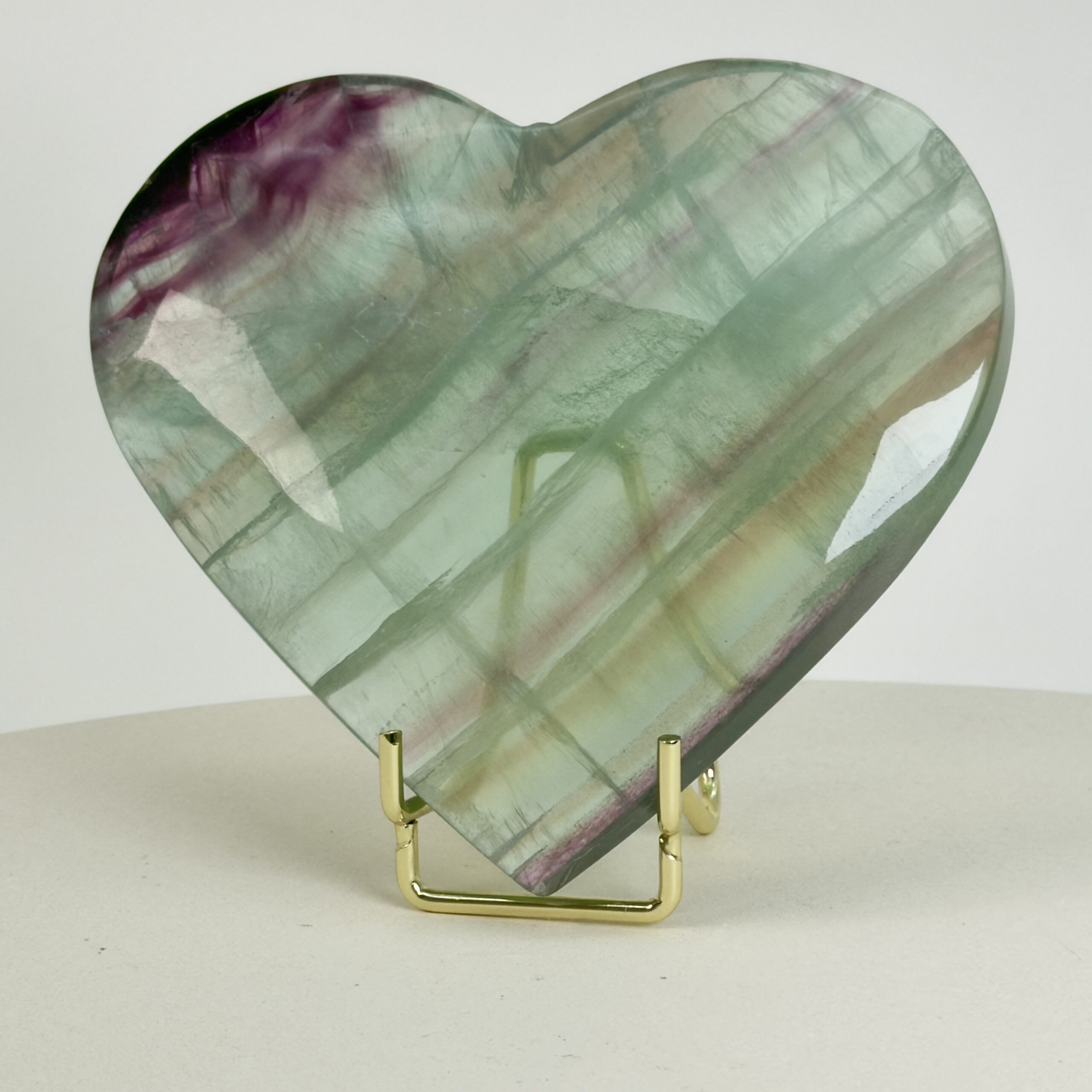 Fluorit Regnbue Hjerte Krystal Sten på fod på hvid baggrund