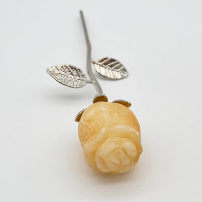 Gul Calsit Rose med sølvfarvet stilk krystal sten med sølv stilk på hvid baggrund