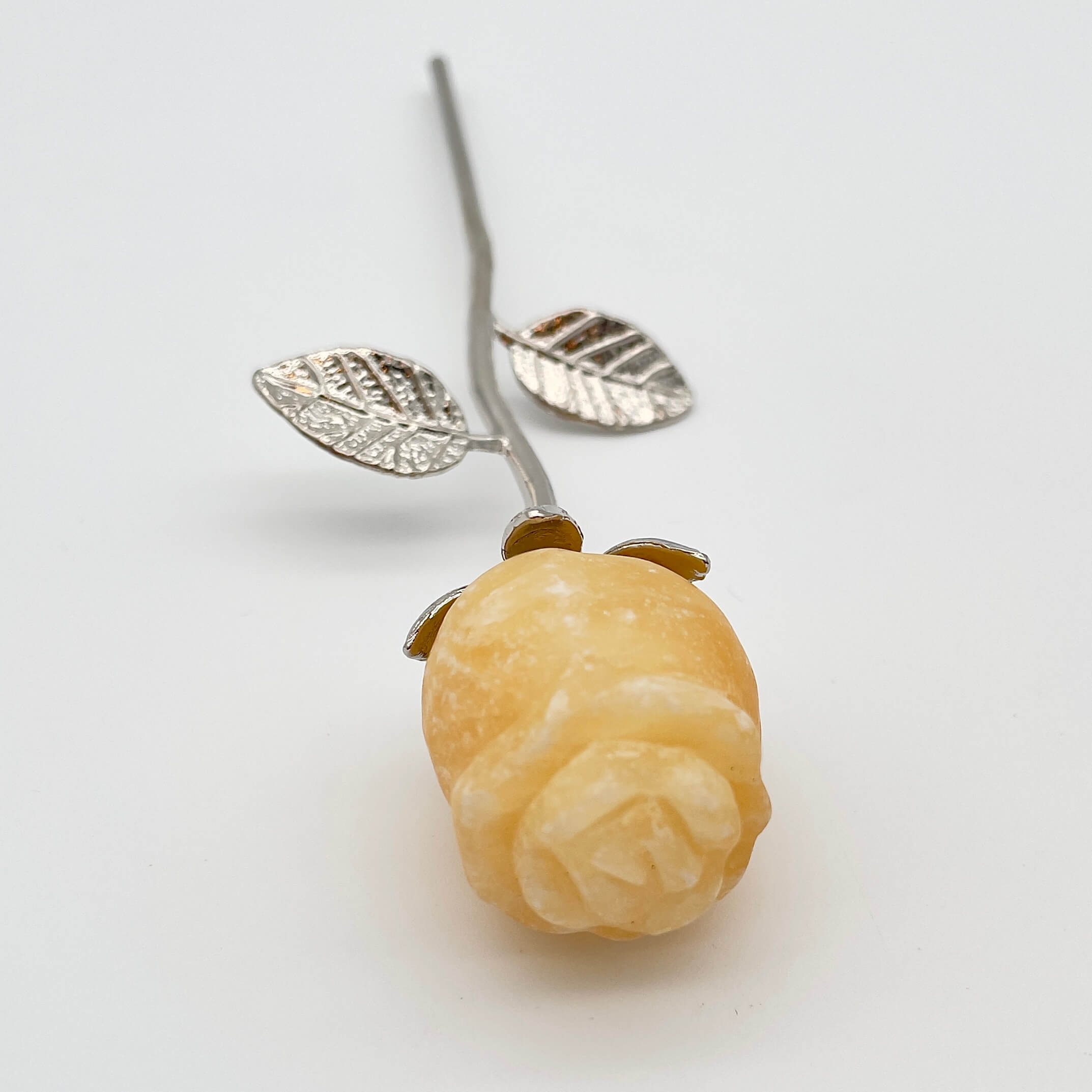 Gul Calsit Rose med sølvfarvet stilk krystal sten med sølv stilk på hvid baggrund