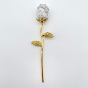 Howlit Rose med guldfarvet stilk krystal sten med guld stilk på hvid baggrund