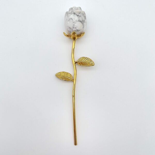 Howlit Rose med guldfarvet stilk krystal sten med guld stilk på hvid baggrund