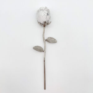 Howlit Rose med sølvfarvet stilk krystal sten med sølv stilk på hvid baggrund