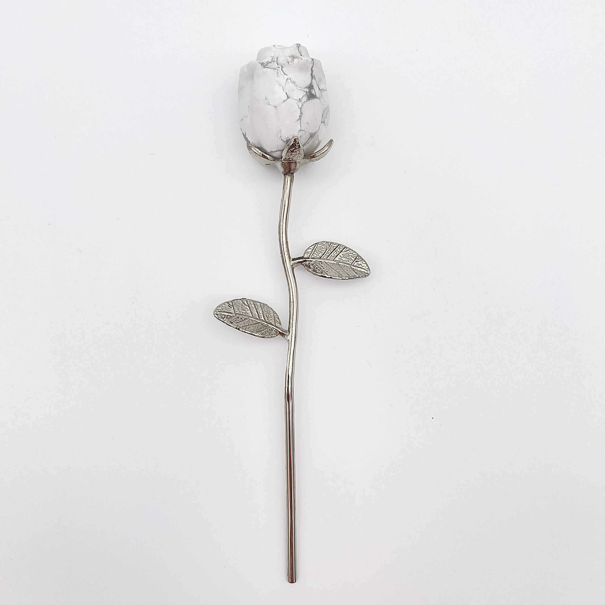 Howlit Rose med sølvfarvet stilk krystal sten med sølv stilk på hvid baggrund