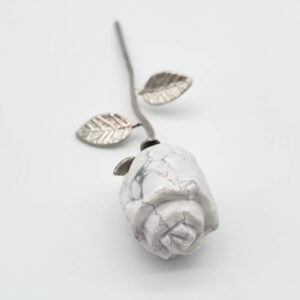 Howlit Rose med sølvfarvet stilk krystal sten med sølv stilk på hvid baggrund