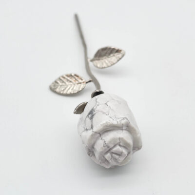 Howlit Rose med sølvfarvet stilk krystal sten med sølv stilk på hvid baggrund