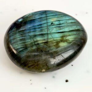 Labradorit Håndsten Krystal sten på hvid baggrund