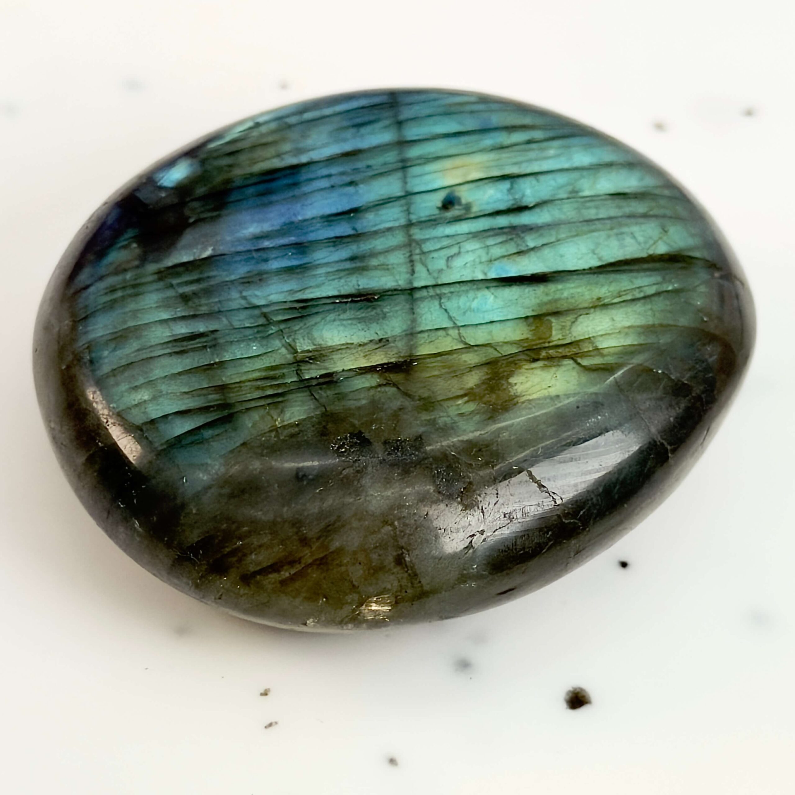 Labradorit Håndsten Krystal sten på hvid baggrund