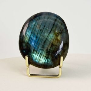 Labradorit Håndsten Krystal sten på holder på hvid baggrund