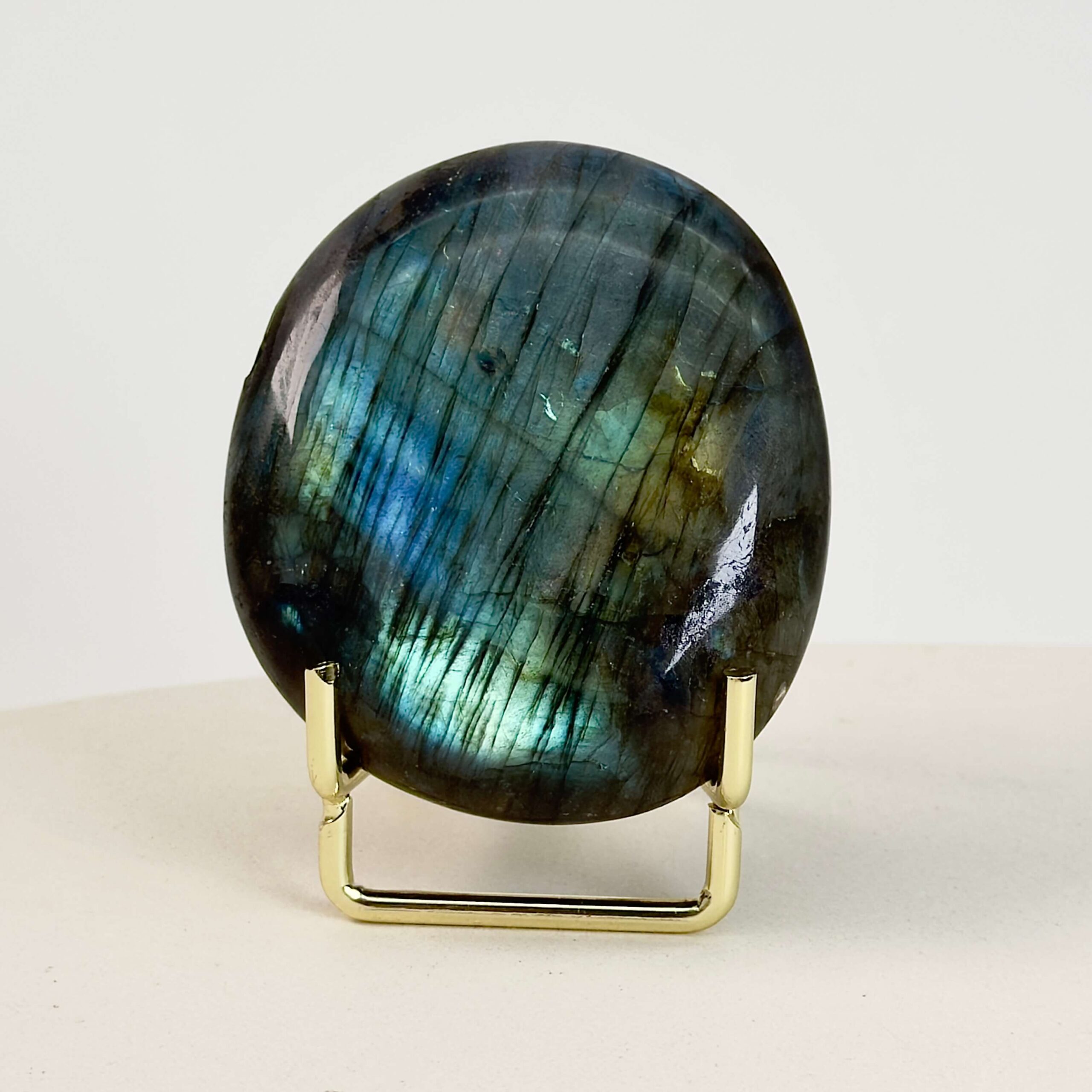 Labradorit Håndsten Krystal sten på holder på hvid baggrund