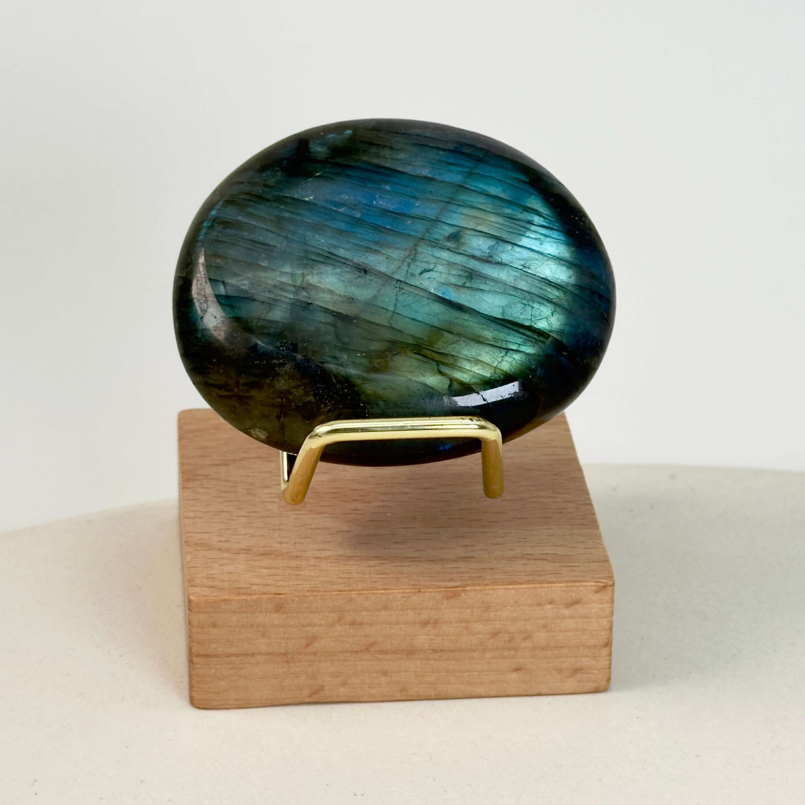 Labradorit Håndsten Krystal sten på holder på hvid baggrund