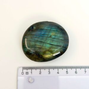 Labradorit Håndsten Krystal sten med lineal på hvid baggrund