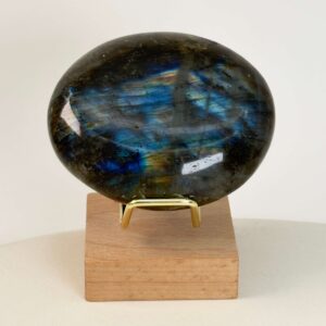 Labradorit Håndsten Krystal sten på holder på hvid baggrund