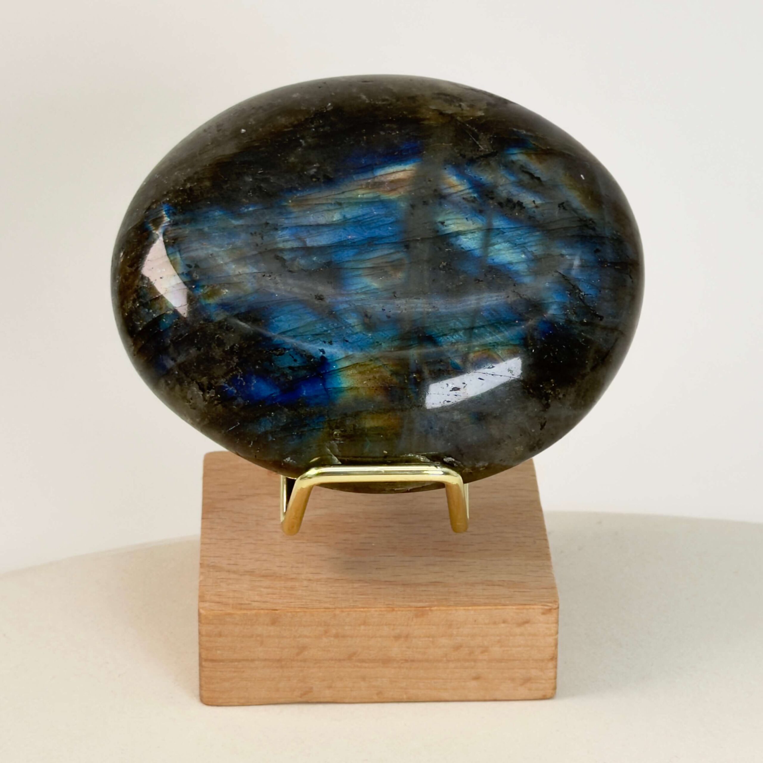 Labradorit Håndsten Krystal sten på holder på hvid baggrund